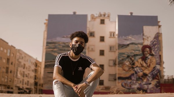 How do you create a stylish outfit for a job interview?